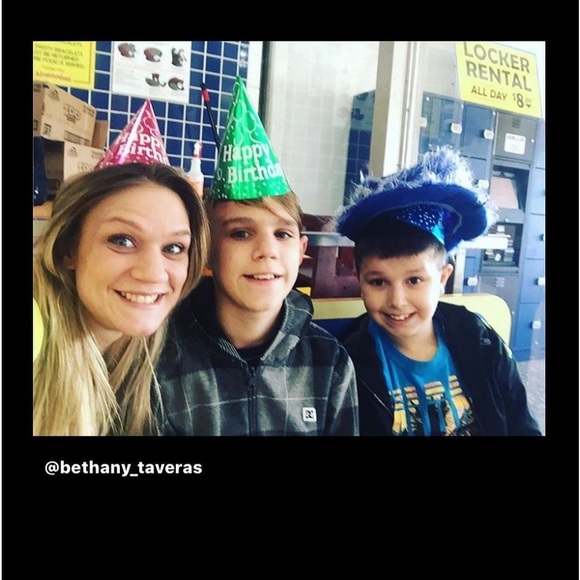 Iβm Bethany I would love for you to stop by my closet ππππ - Picture 7 of 7